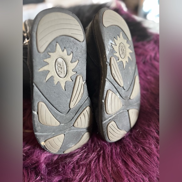 Black leather UGG boots, size 8 - Picture 4 of 4